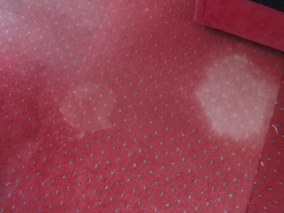 Mit kleinen Teppichen werden Dreckflecken abgedeck Hotel Walliserhof - The Dom Collection