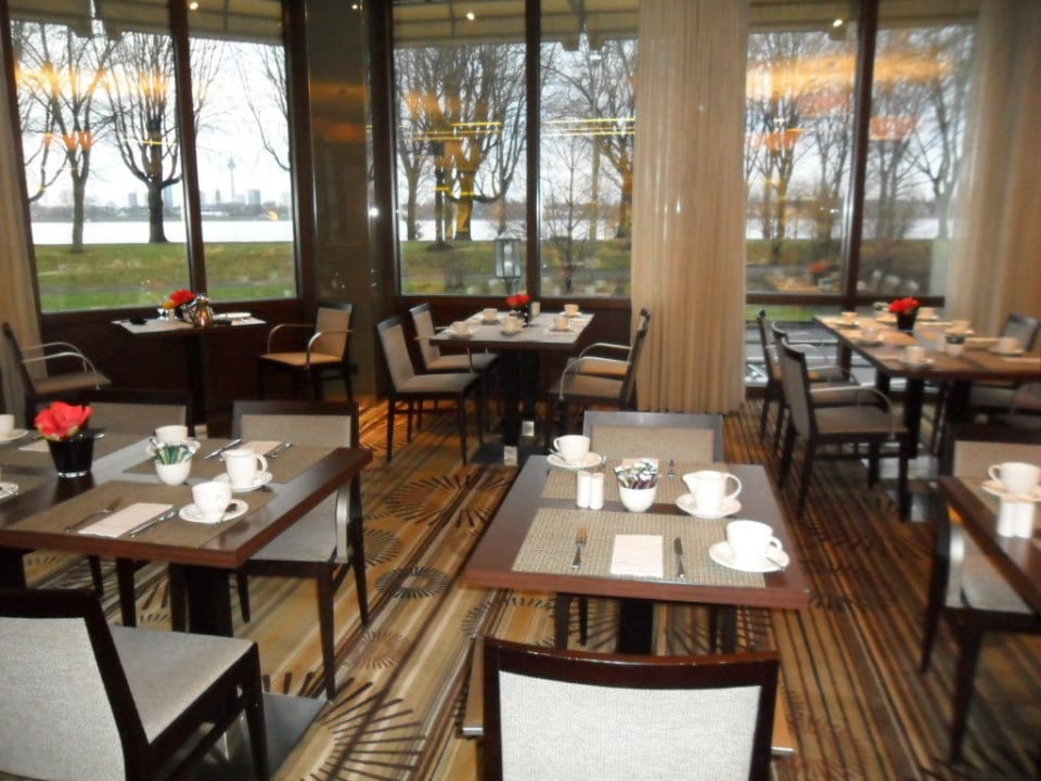 Frühstück mit Blick auf den Rhein Crowne Plaza Düsseldorf-Neuss