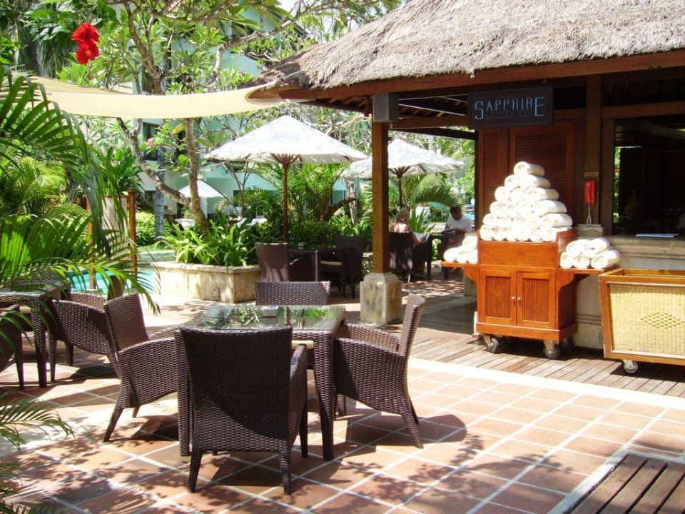 Die Saphir-Bar an einer Gartenlagune The Laguna A Luxury Collection Resort & Spa