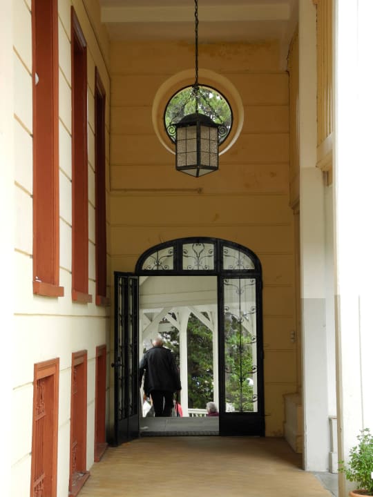 Gang zur Reçeption Hotel Snow & Mountain Resort Schatzalp