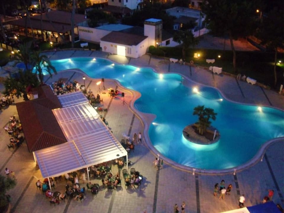 Der Pool bei Nacht BQ Belvedere Hotel