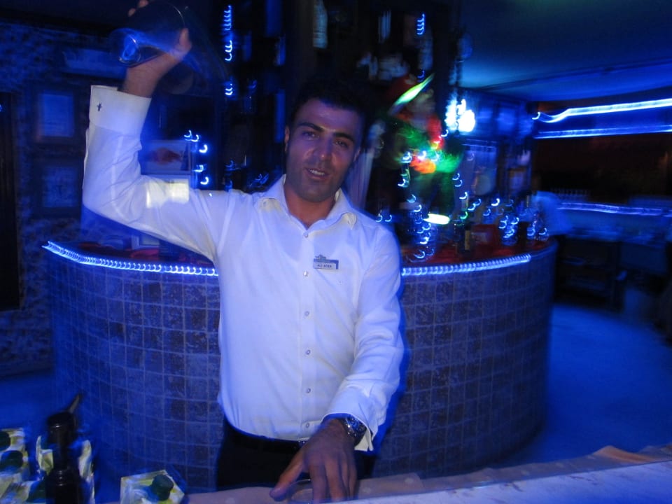 Blue Bar Ali Ates macht lecker Cocktail Hotel Royal Garden Beach
