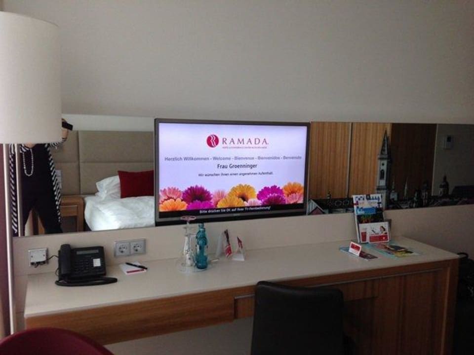 Ablage und TV H4 Hotel München Messe