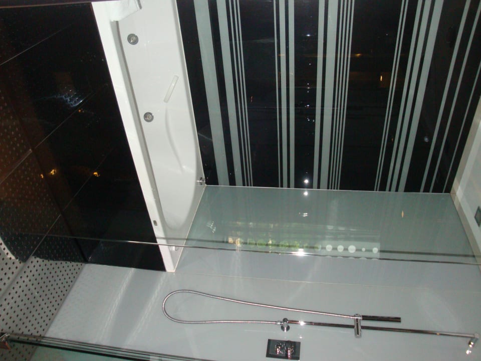 Whirlpool und Duschen im Zimmer 410 Hotel Eurostars Palace