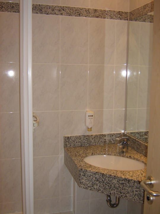 Bad mit Dusche und Badewanne Hotel Königshof