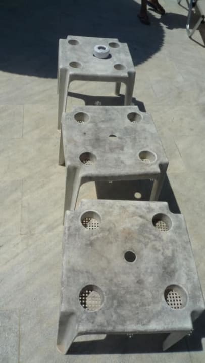 Stoliczki przy basenie Alexandros Palace