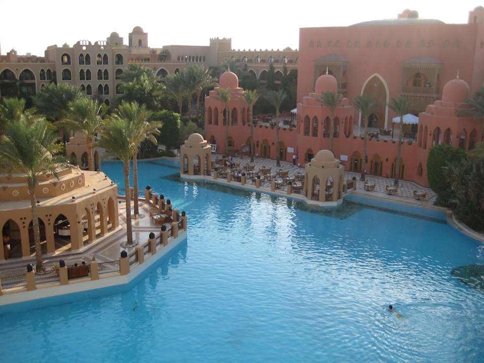 Pool mit Blick auf die Rande Vouz - Bar und Lobby  Makadi Palace