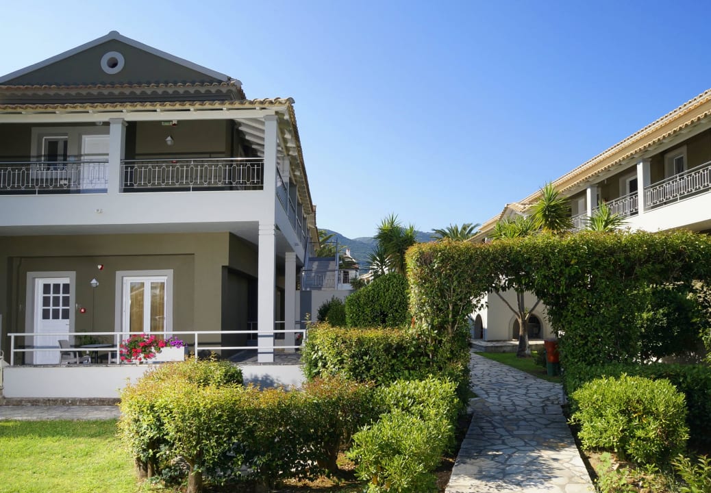 Blick auf ein Nebengenäude Acharavi Beach Hotel