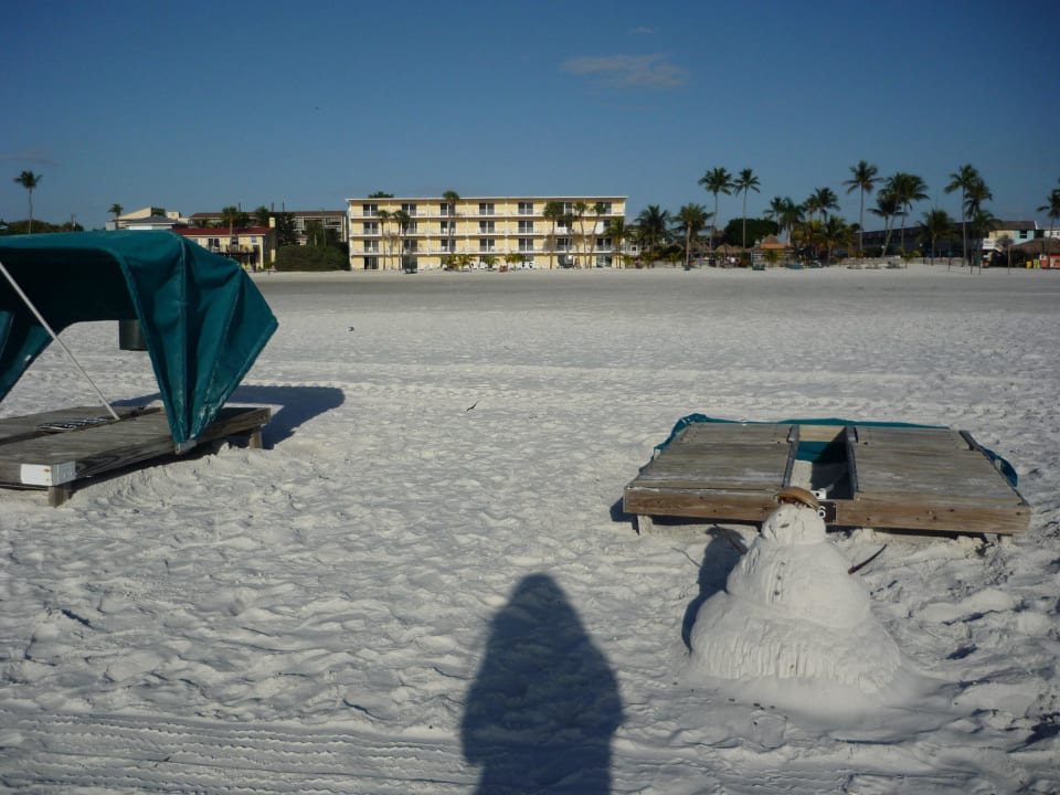 Kleiner Mann am vor Strand vorm Hotel Hotel Outrigger Beach Resort