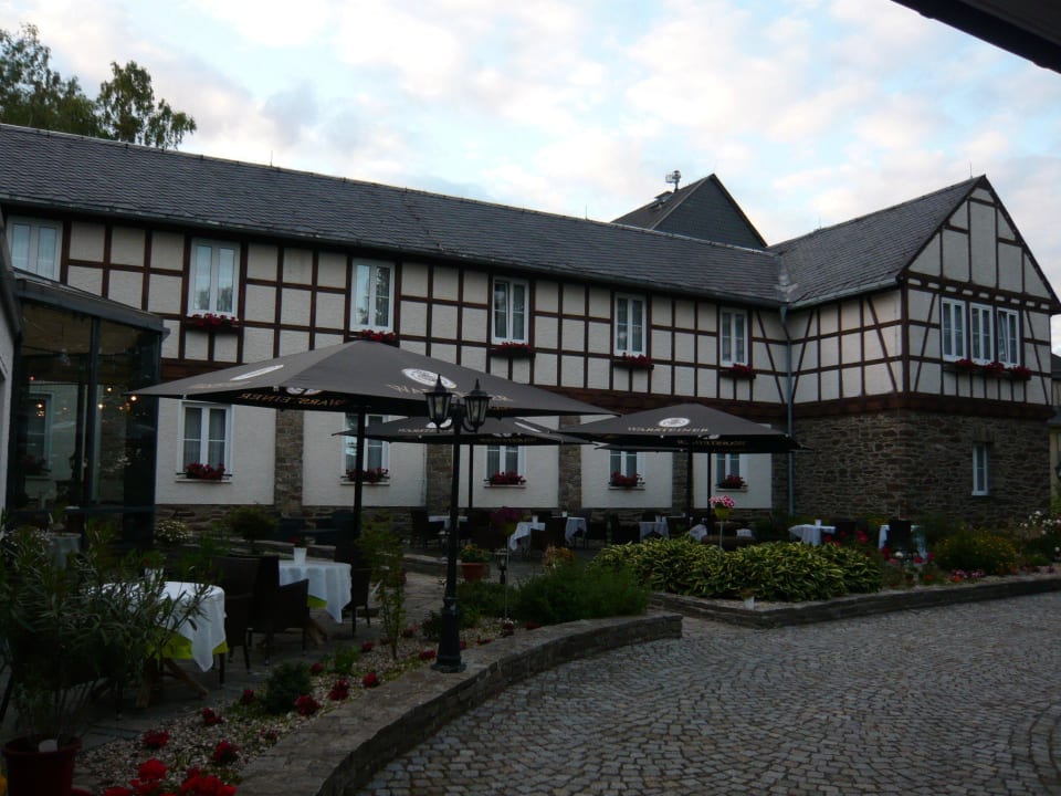 Außenansicht, rechts neben dem Eingang Sonnenhotel Hoher Hahn