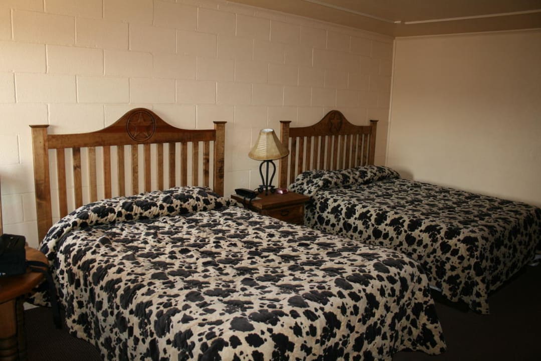 2 Queensize Betten Big Texan Motel