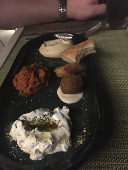 Meeze Restaurant Vorspeise  DoubleTree by Hilton Resort & Spa Marjan Island