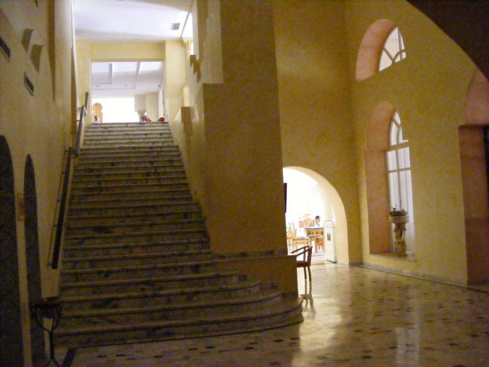 Hoch zur Lobby, unten weiter nach draußen Djerba Castille