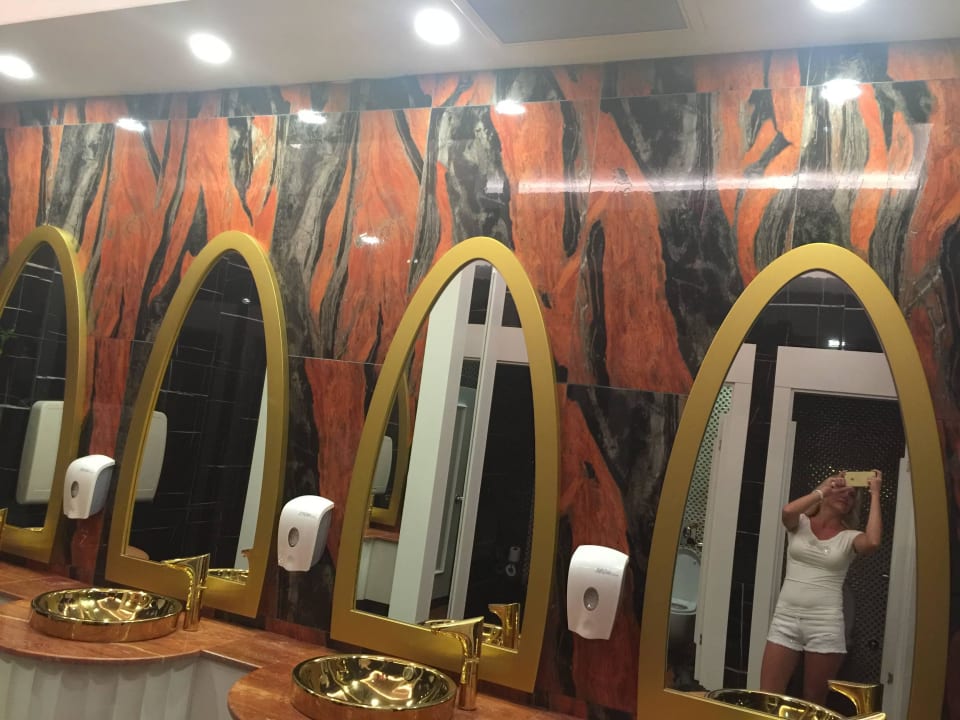 Туалет возле ресепшена Dream World Aqua Hotel