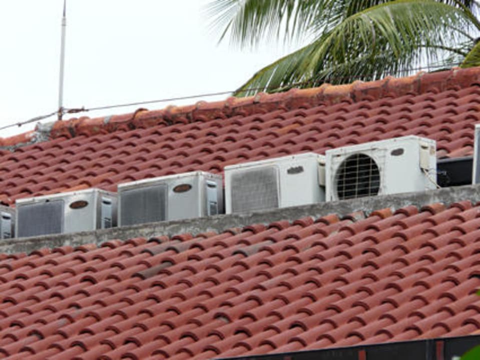 Lärmende Klimageräte auf dem Dach Hotel Sheraton Senggigi Lombok Beach Resort