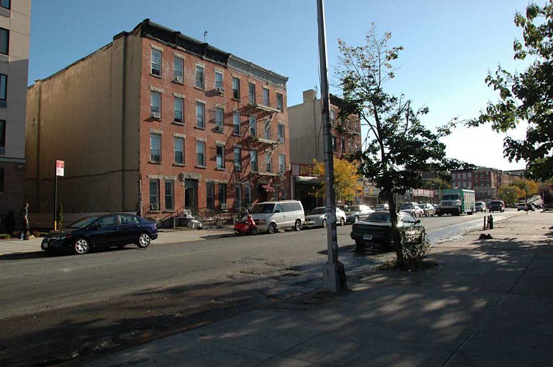 neben dem Hotel Holiday Inn Express Brooklyn