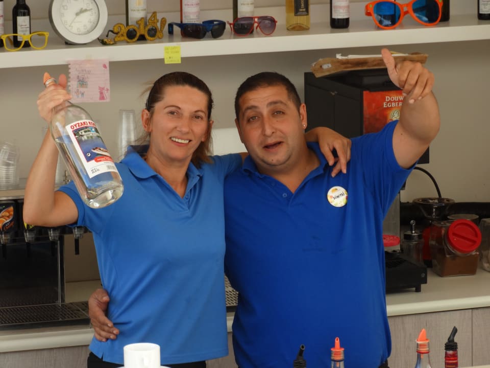 2 van de vele fantastische medewerkers Dimitrios Beach Hotel