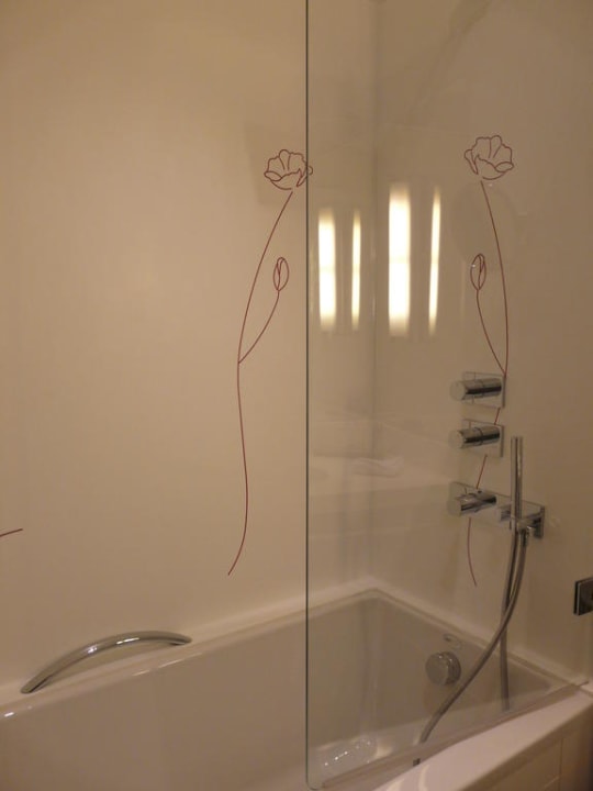 Dans la salle de bains Courtyard by Marriott Paris Roissy Charles de Gaulle Airport