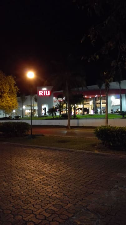 Anblick von der gegenüber liegenden Straße Hotel Riu Playacar