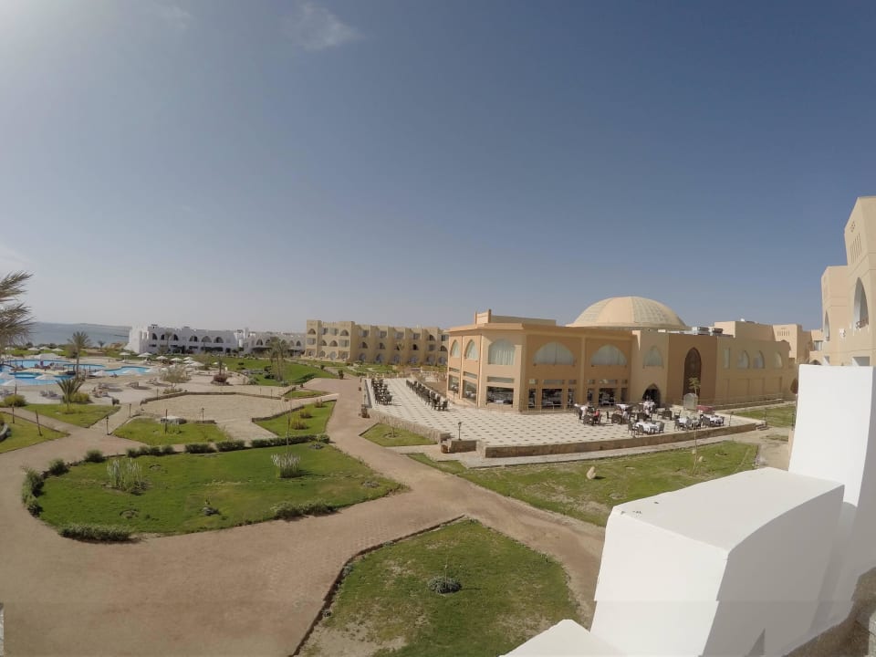 Restaurant Three Corners Equinox Beach Resort