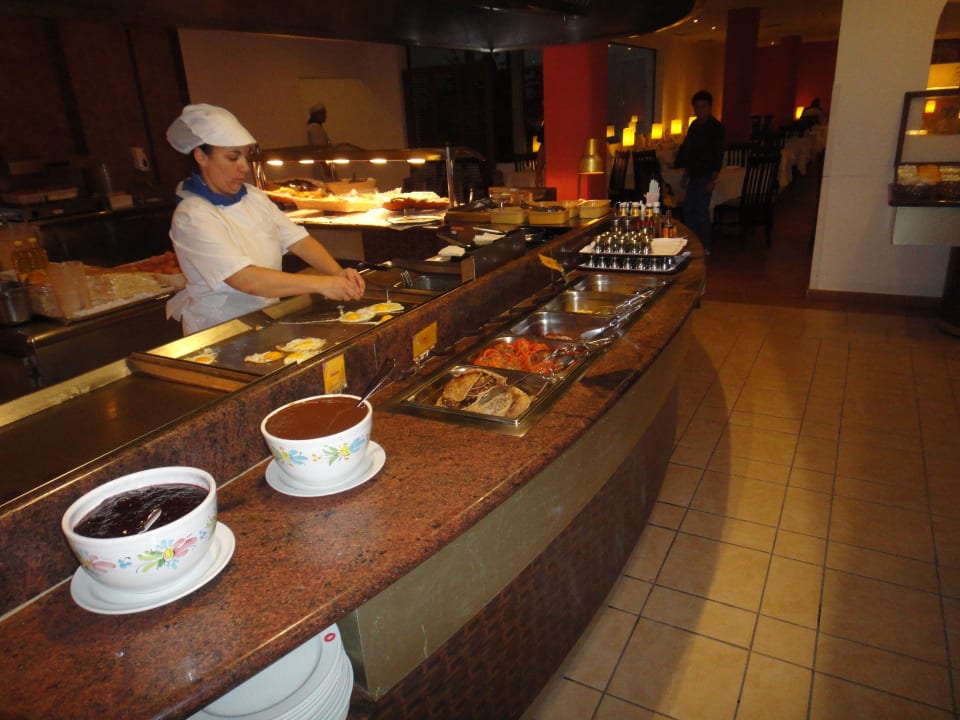 Zubereitung von Spiegelei und Crepes Hotel Costa Calero