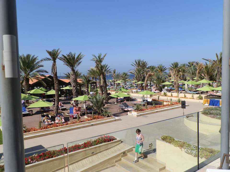 Blick vom Restaurant zum Strand Hotel Rosa Beach