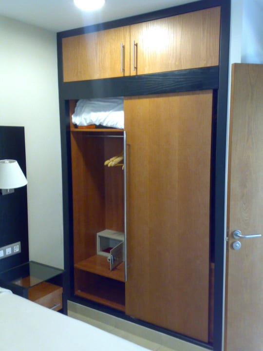 Kleiderschrank HL Miraflor Suites Hotel