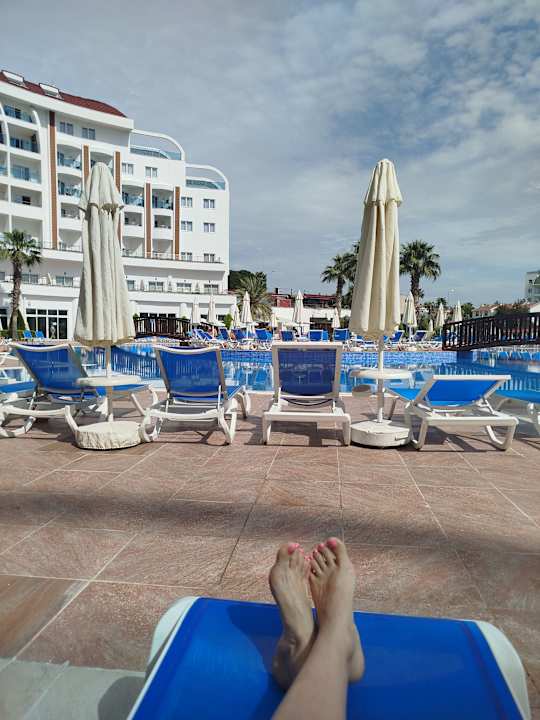 Pool Side Prenses Resort & Spa