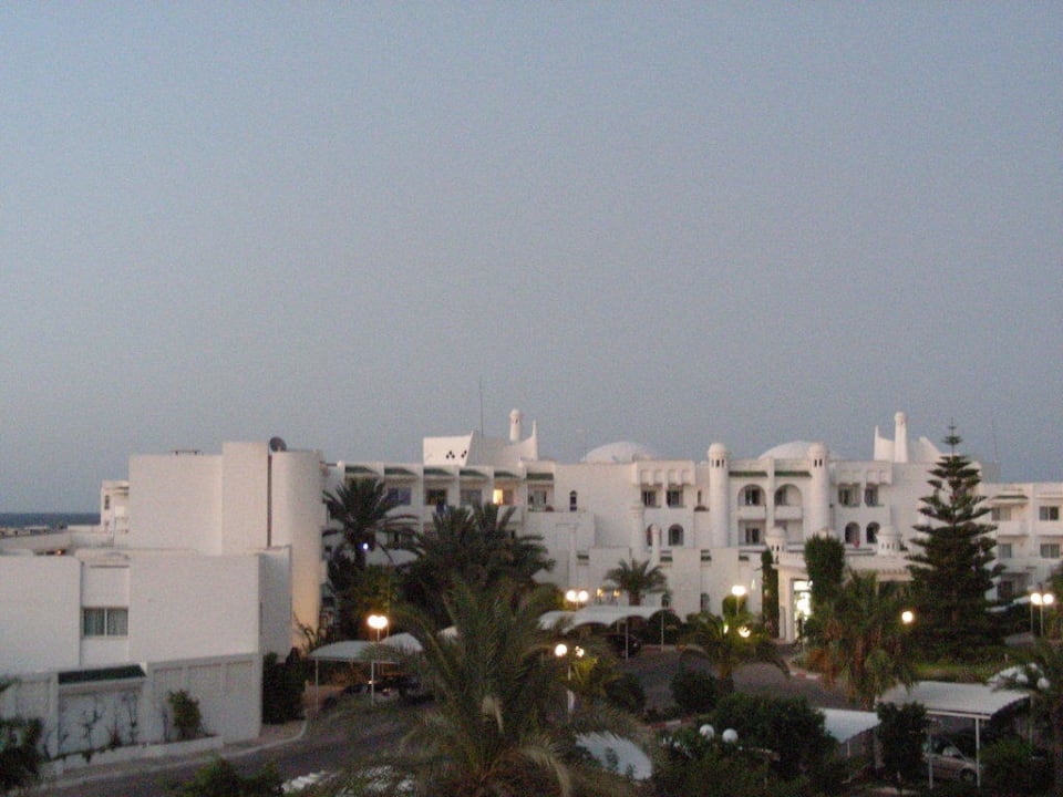 Zufahrt zum Lobbybereich rechts vorne Hotel El Mouradi Skanes Beach