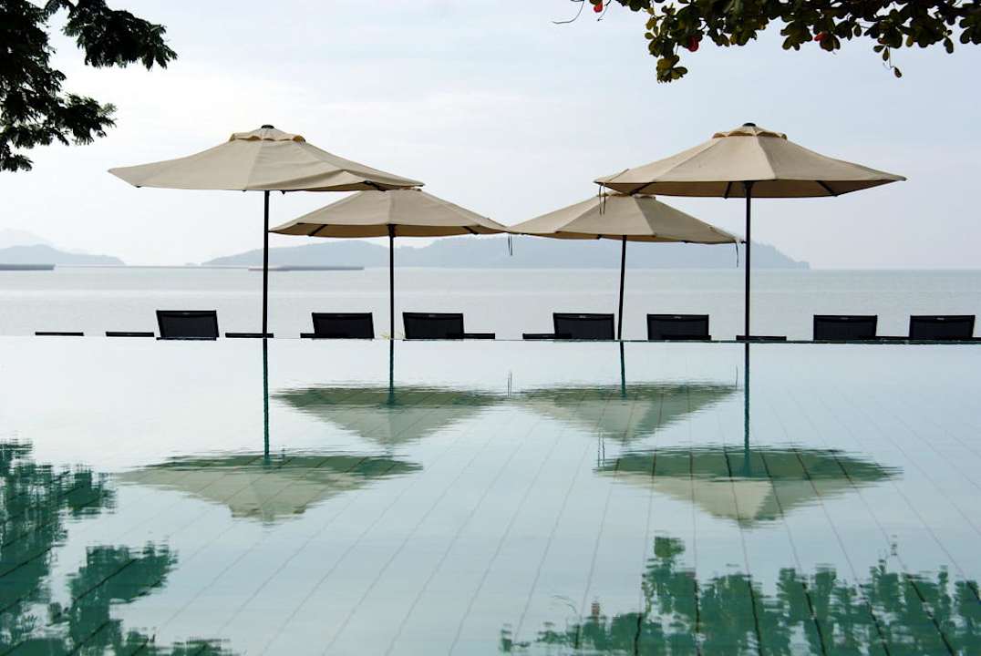 Blick über den Pool auf die Andaman-Sea Hotel Sheraton Langkawi Beach Resort