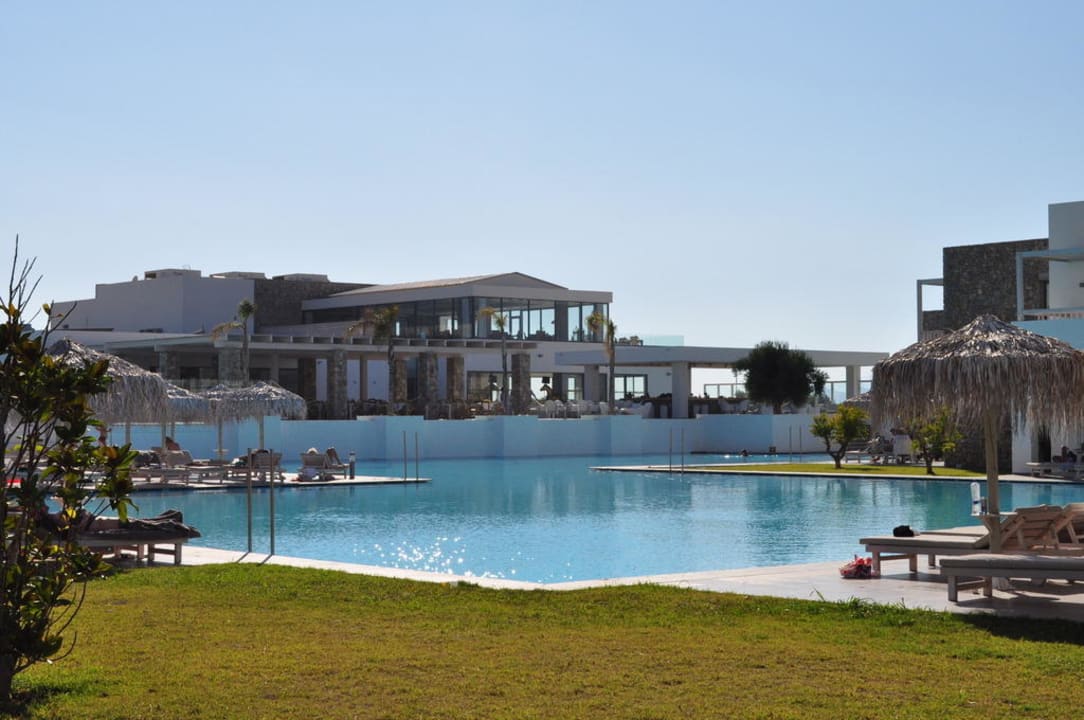 Pool und Hauptgebäude des Hotels Diamond Deluxe Hotel & SPA