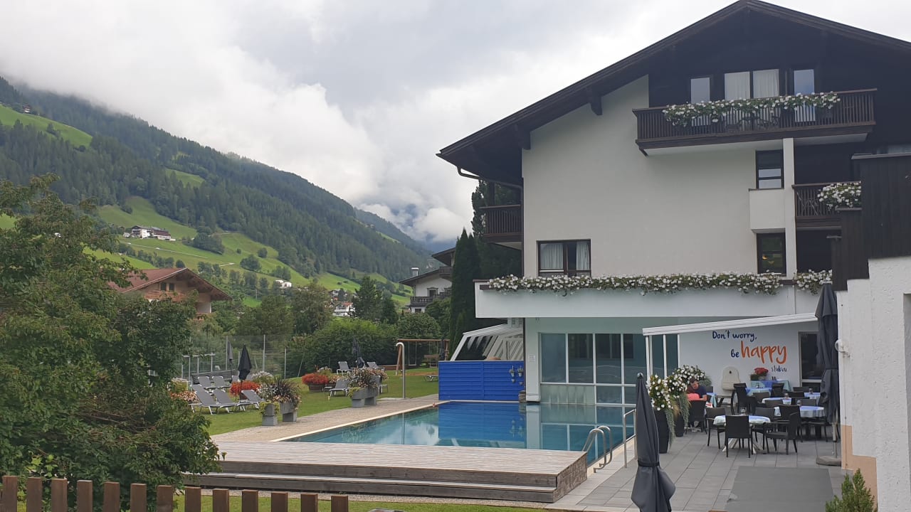Außenansicht Hotel Happy Stubai