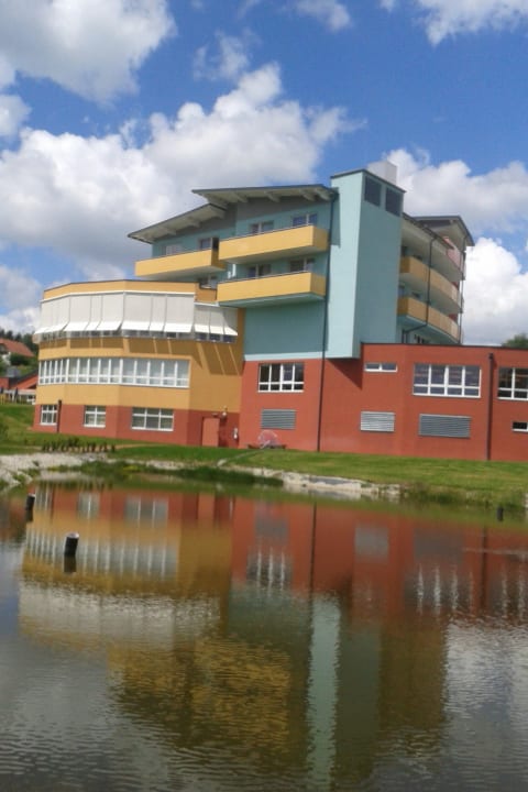 Außenansicht mit Teich Vivea Hotel Bad Traunstein
