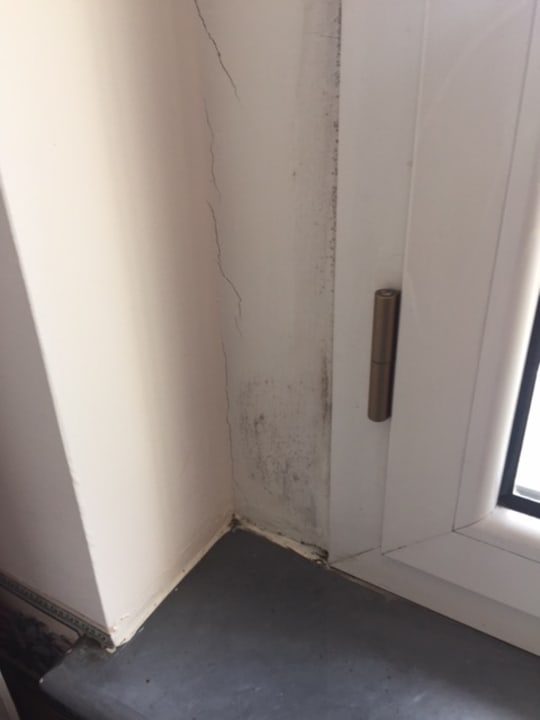 Schimmel entlang der Fenster Ariotto Village