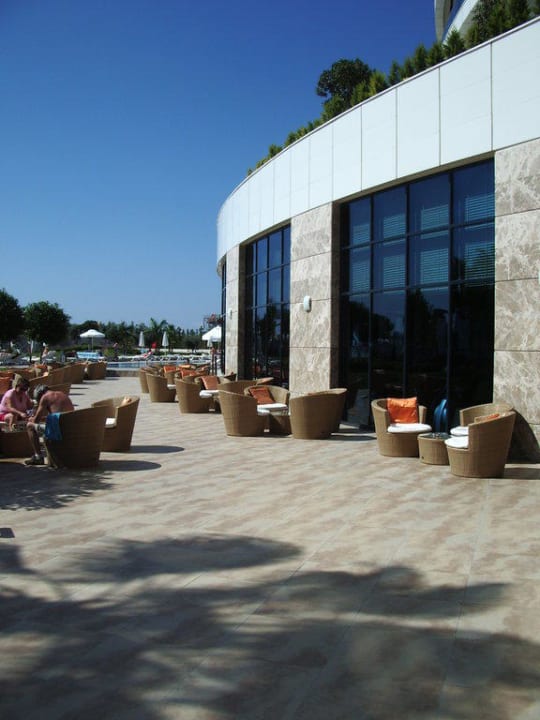 Vor dem Eingang zur Lobbybar Hotel Baia Lara