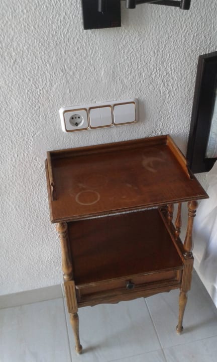 Eines der veralteten Möbelstücke ! Hotel Club S'Illot