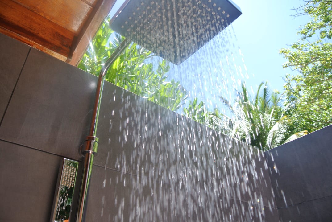 Dusche im Freien.  Meeru Maldives Resort Island