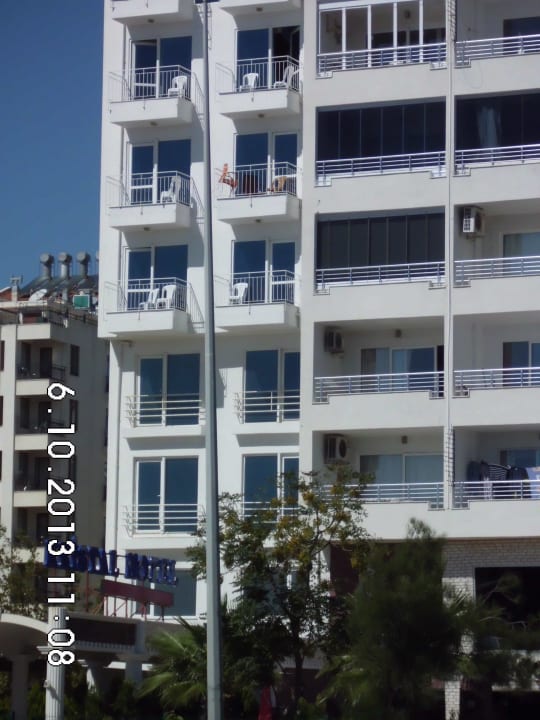 Zum Hotel gehört nur der linke Trakt 2 Fensterreih Hotel Krystal Beach