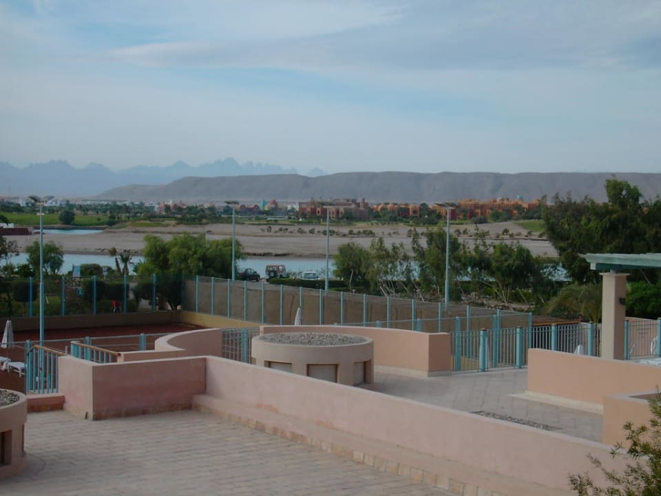 Blick über die Tennisanlage Mövenpick Resort & Spa El Gouna