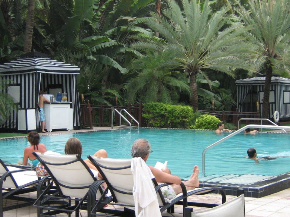 Es gibt auch ein normales Pool Hotel The National