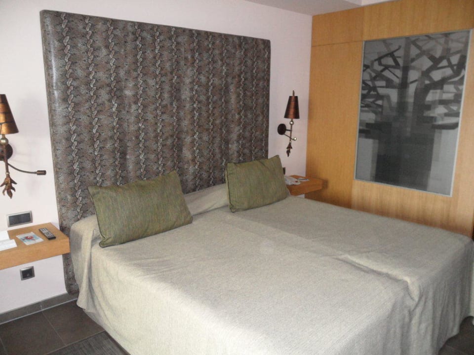 Bett Lopesan Baobab Resort