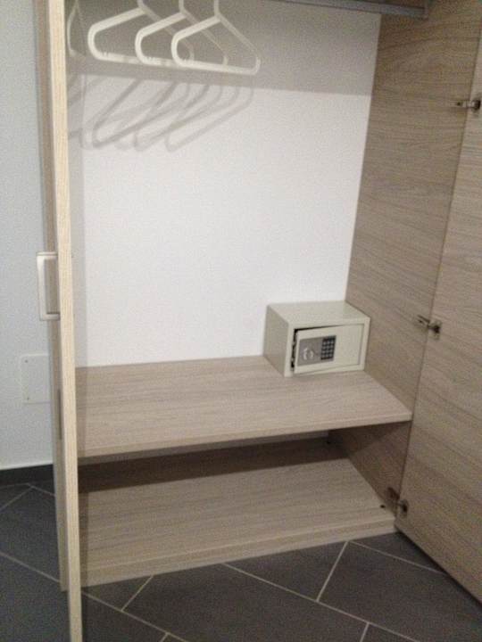 Armadio con cassetta di sicurezza in camera Apartments Chianurre