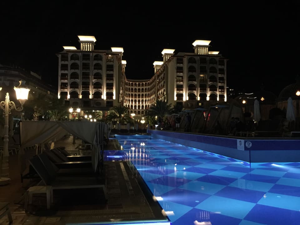 Pool bei Nacht Quattro Beach Spa & Resort