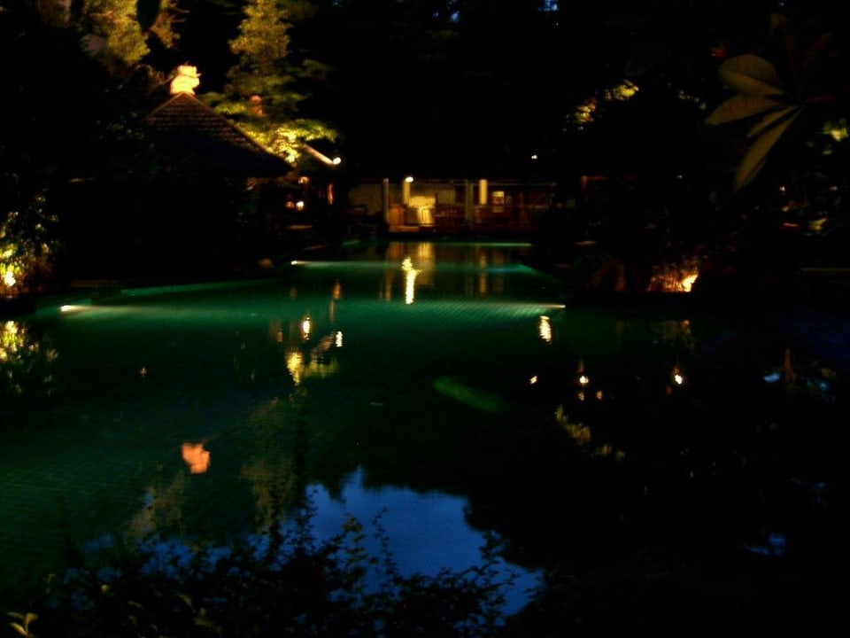 Poolanlage bei Nacht Woodlands Hotel & Resort