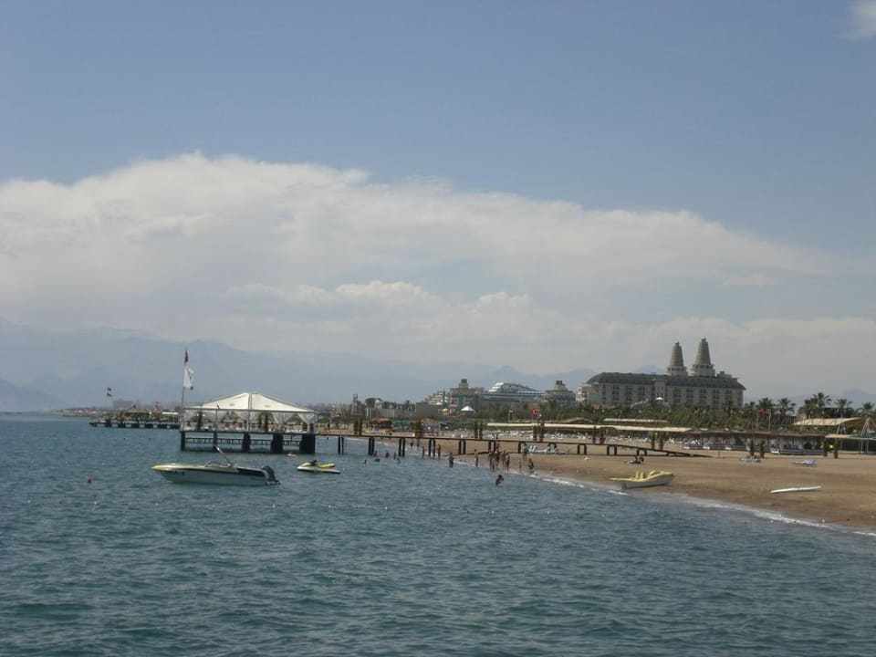 Rechts vom Hotelstrand Limak Lara Deluxe Hotel & Resort