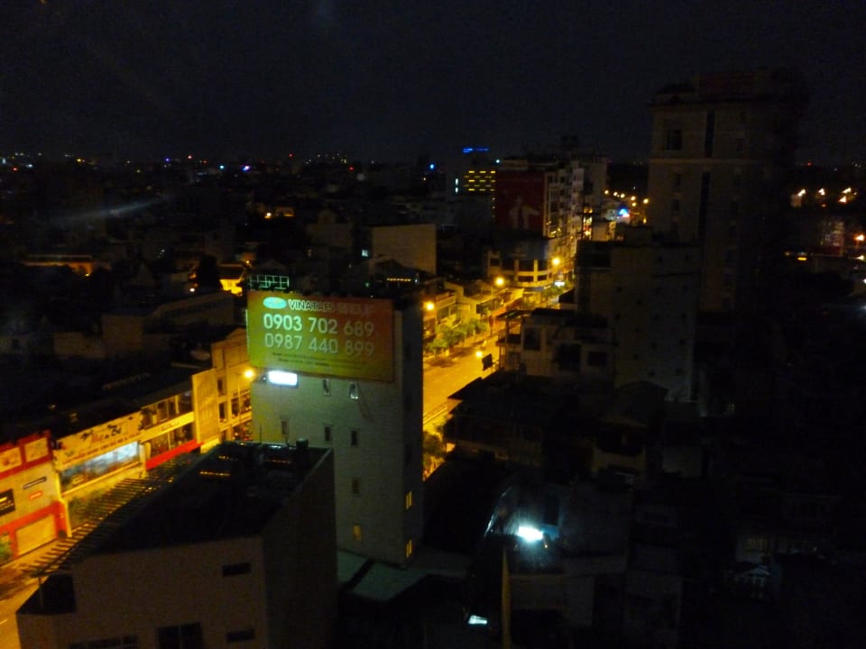 Hauptstrasse auch Nachts geschäftig ; Hotel Vissai Saigon