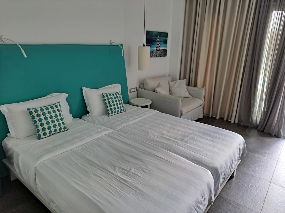Zimmer Acharavi Beach Hotel