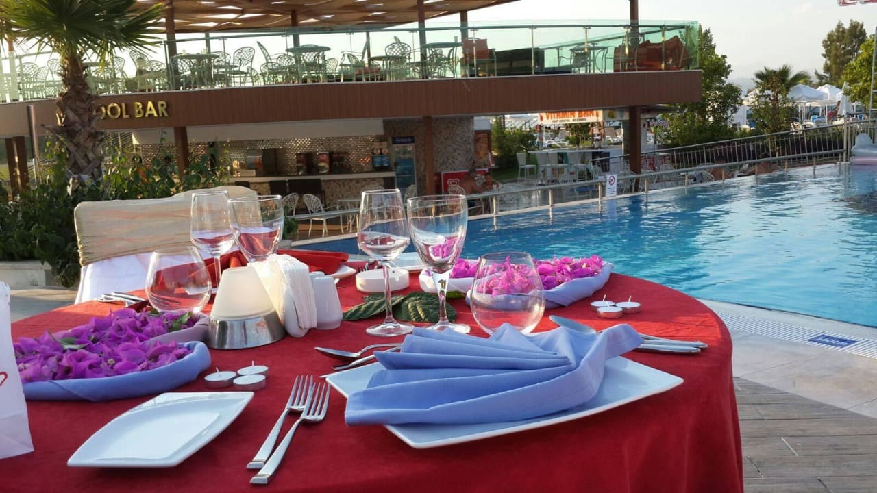 Candle Light Dinner Dream World Aqua Hotel