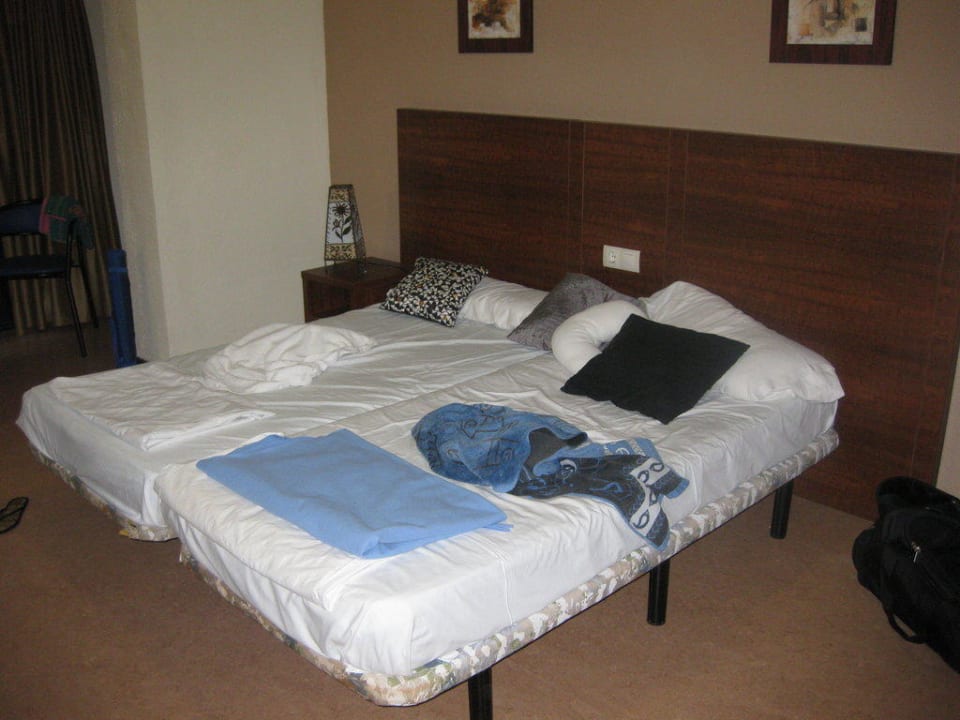 Bett das wir uns zu 3. teilen mussten Hotel Caribe Youth Only