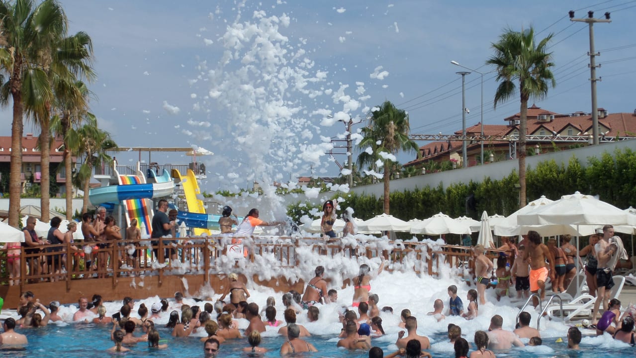 Schaumparty  Mary Hotel Side